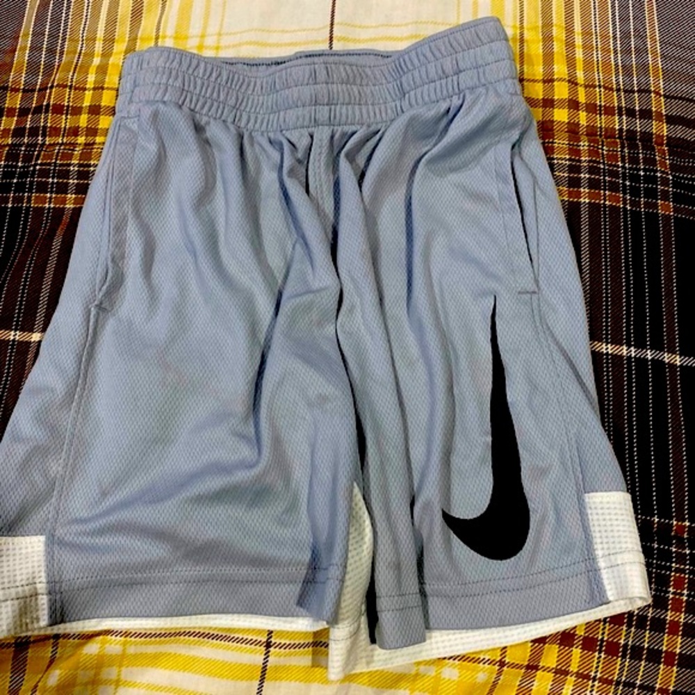 YOUTH SMALL NIKE SHORTS